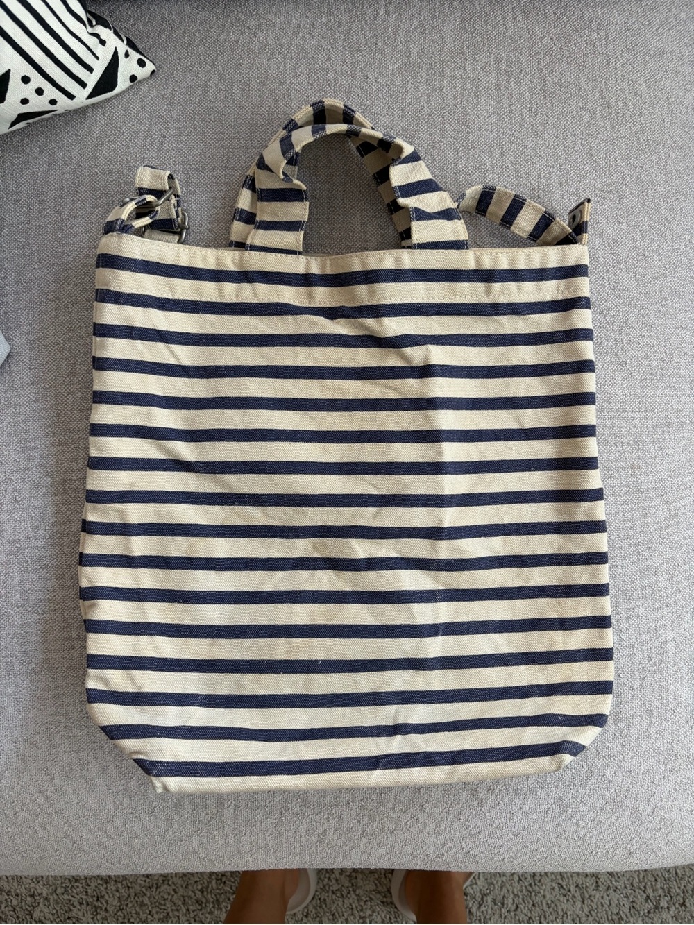 BAGGU Duck Bag in Navy and Cream